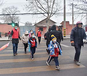 泰钢青年文明号义务指挥交通，为学生上学安全保驾护航